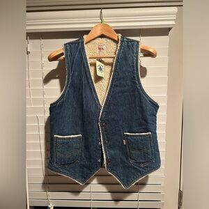 Levi’s Sherpa vest
